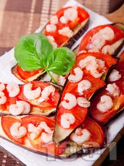 Печени патладжани с домати и скариди на фурна - снимка на рецептата